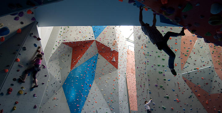 grimpeur sur un mur d'escalade à Neydens