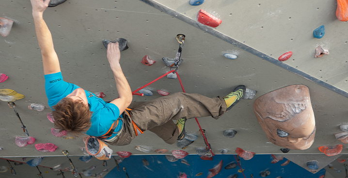 grimpeur sur un mur d'escalade à Neydens
